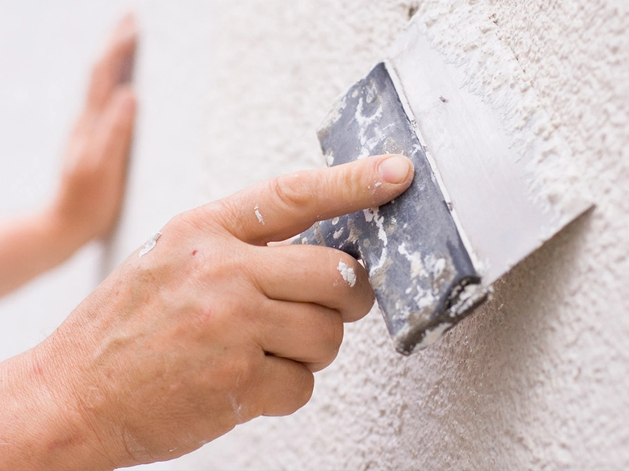 Muur aan het afwerken
